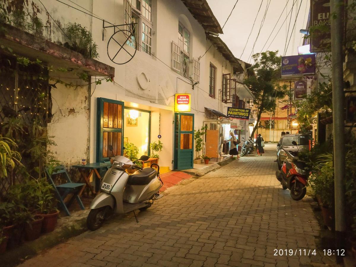 Hôtel Spice Holidays à Kochi Extérieur photo
